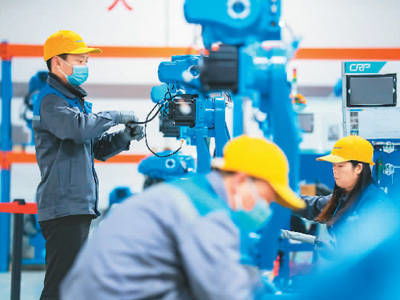 國產(chǎn)工業(yè)機器人“大顯身手” 機械手引領(lǐng)智造新浪潮